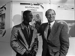 firo fussball fussball deutschland ghana 14 4 1993 berti vogts mit anthony yeboah vor dem spielankuendigungsplakat das laenderspiel fand in bochum statt