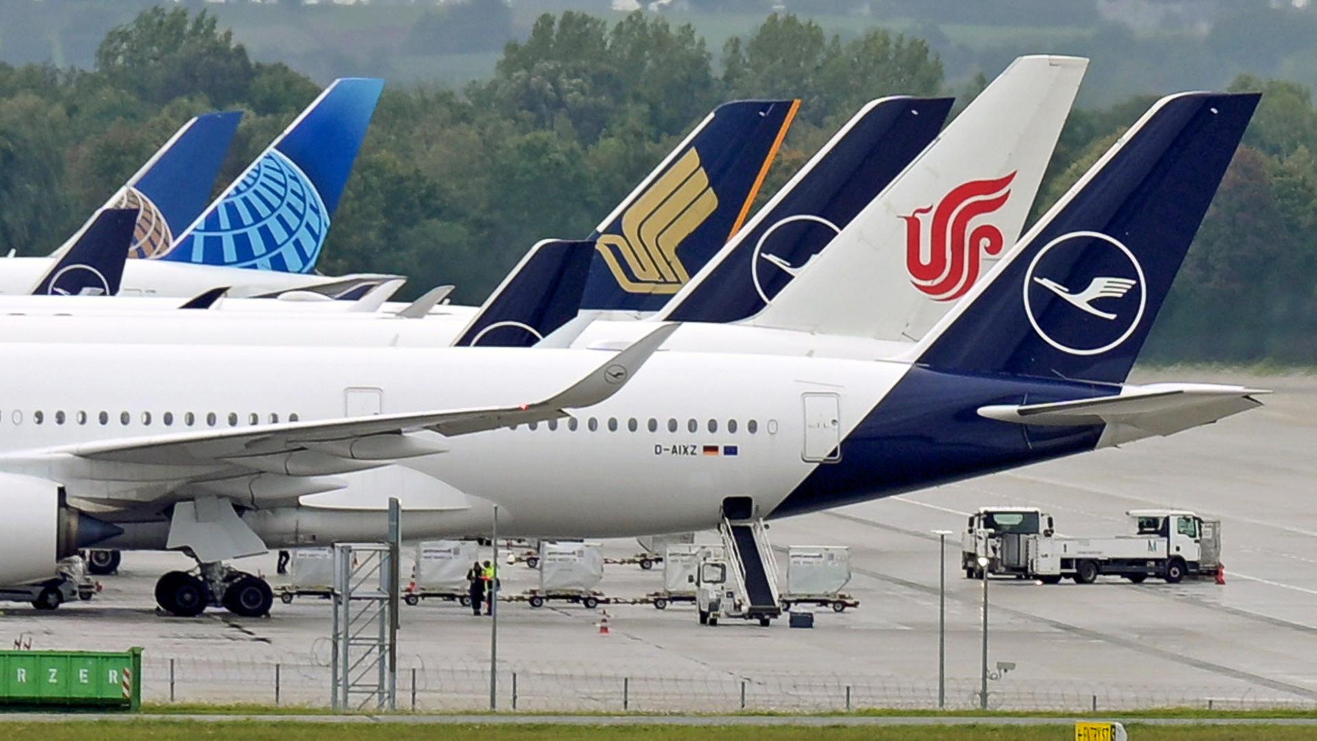 flugzeuge am flughafen 100