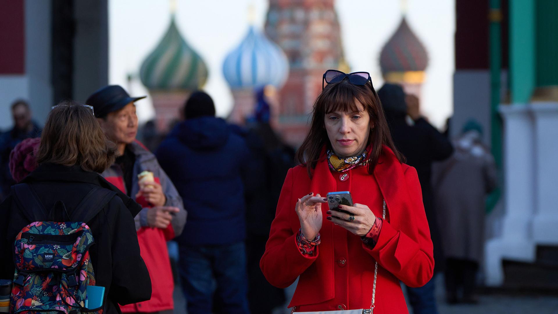 frau smartphone moskau 100