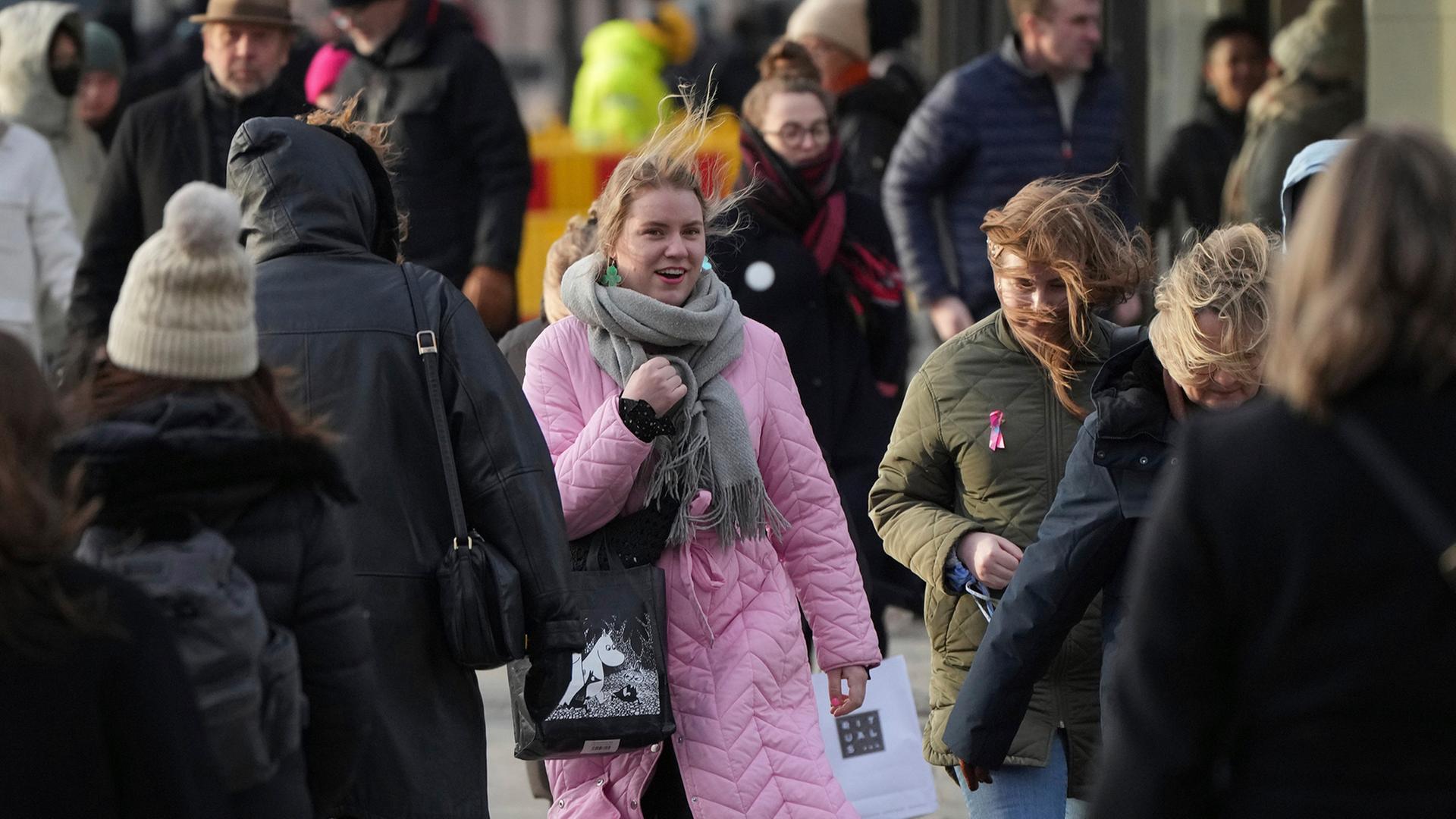helsinki menschenmenge 100