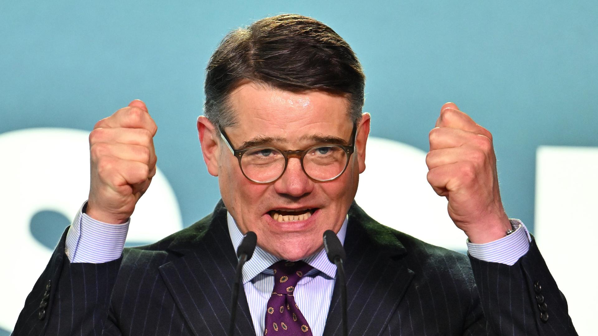 hr boris rhein cdu bei einer wahlkampfveranstaltung die cdu ist in hessen die staerkste partei 100