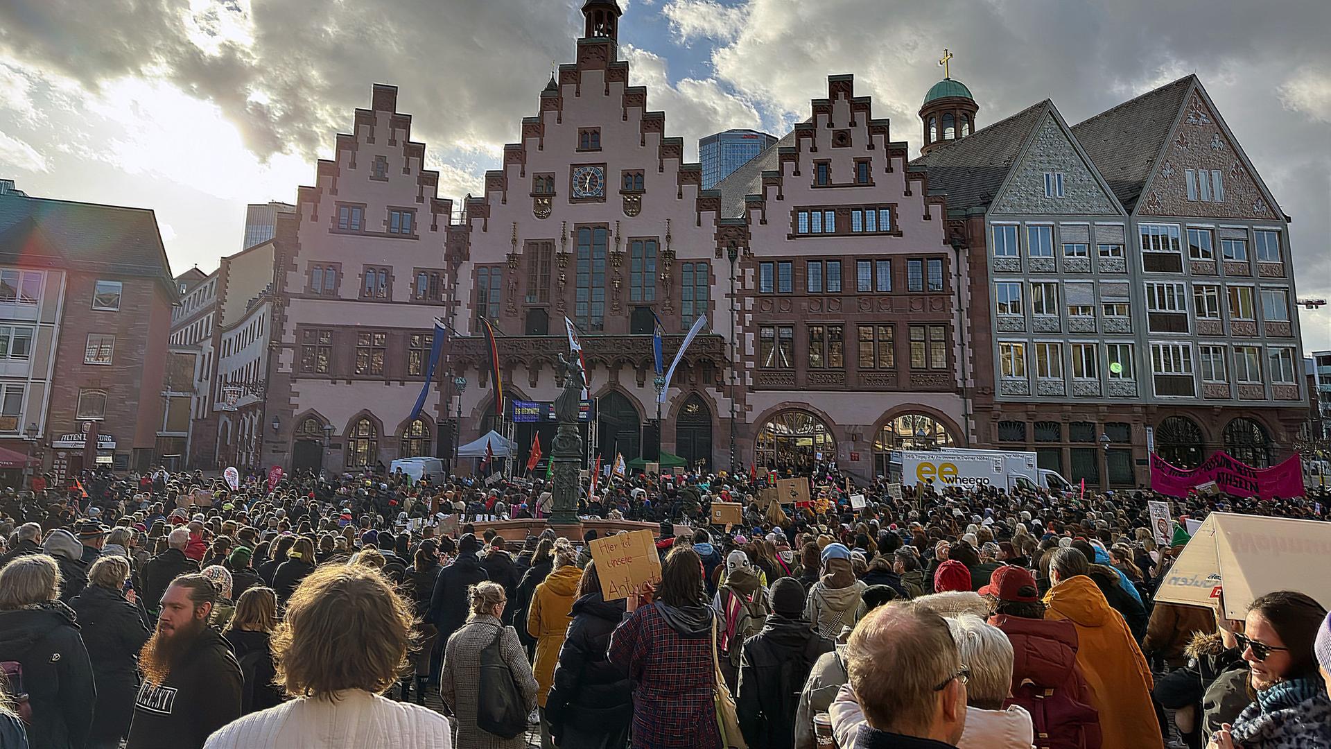 hr mehrere tausend menschen beteiligten sich an der demonstration auf dem roemerberg 100