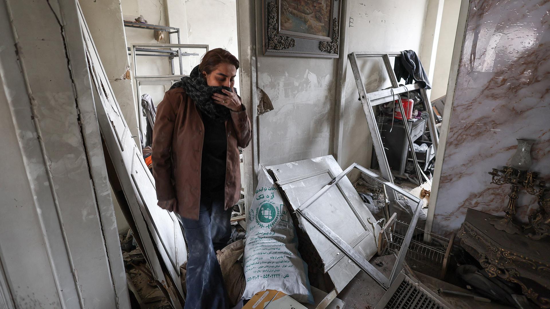 iran teheran frau truemmer 102