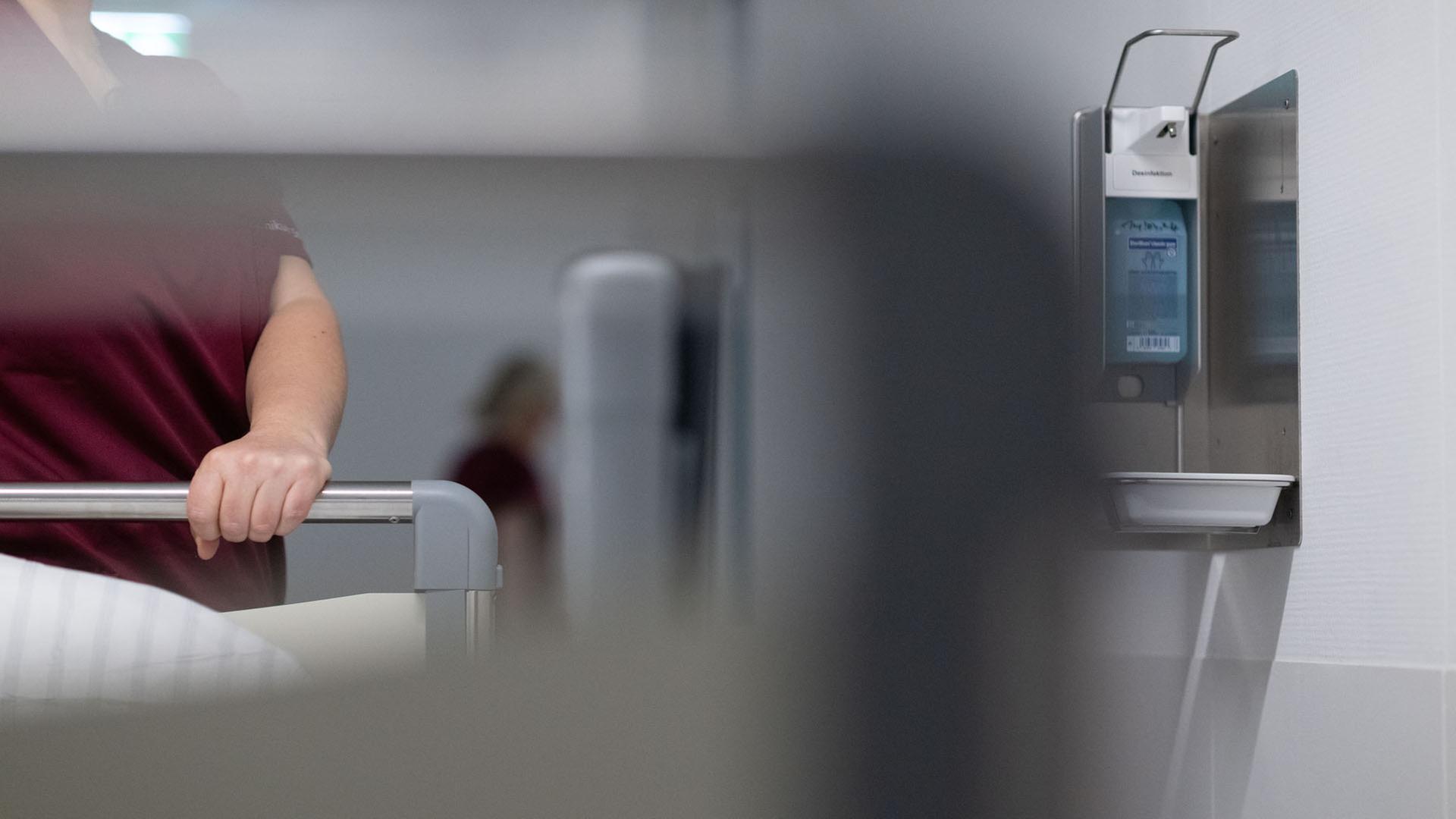 krankenpflegerin bett 100