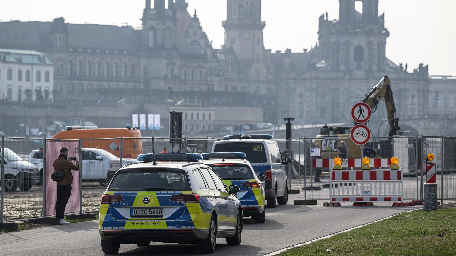 mdr polizisten fahren zur baustelle an der abgerissenen carolabruecke 100