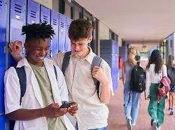 mobile kommunikation smartphone schulfreunde bildverwendung nur mit urhebervermerk monkey business 2 shotshop picture alliance keine exlusivverkaeufe moeglich