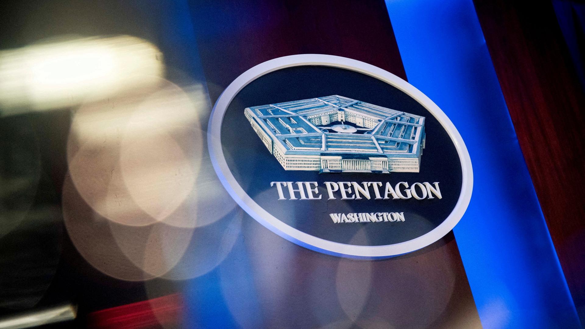 pentagon logo in besprechungsraum 100