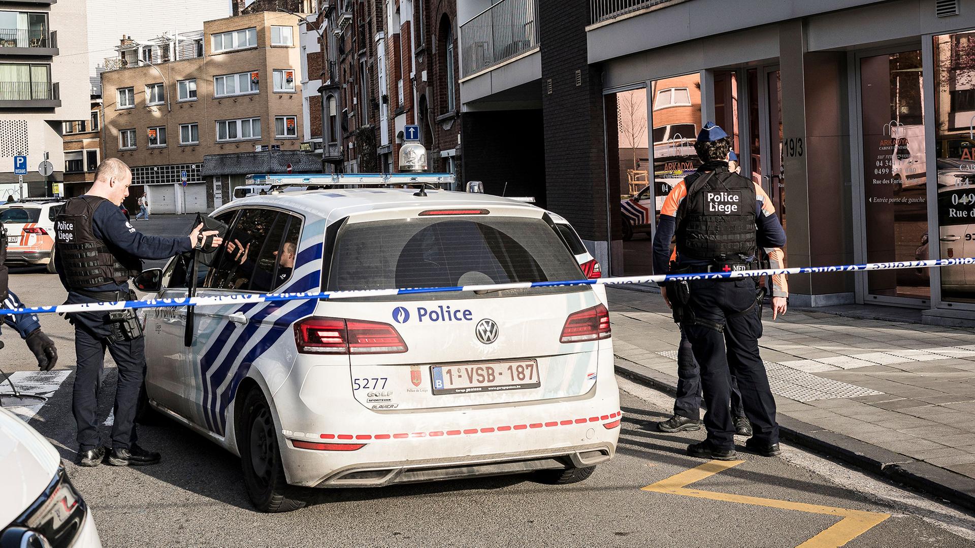 polizisten absperrung 100