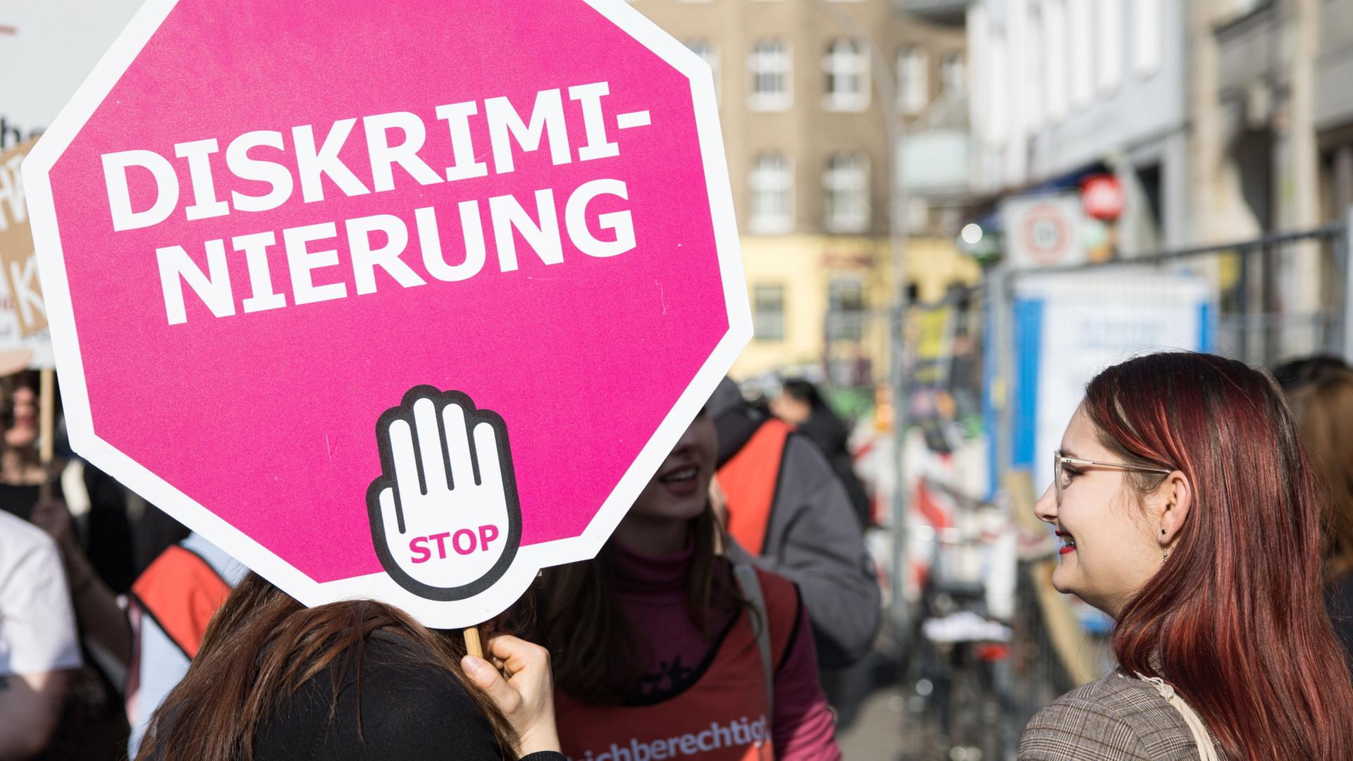 schild diskriminierung stopp 100