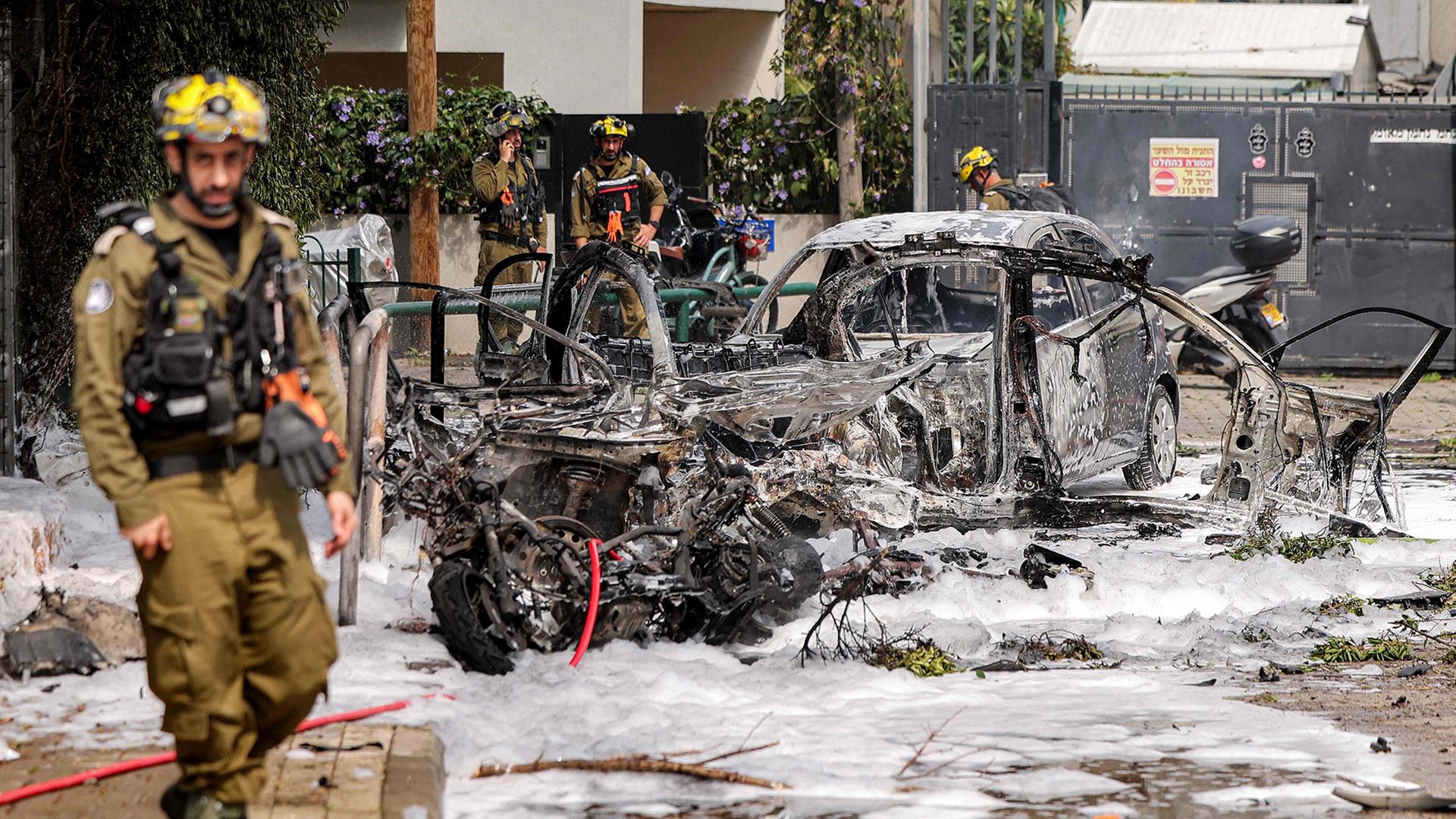 soldaten ausgebrannte autos 100