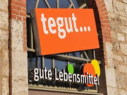 tegut gute lebensmittel lebensmittelhandel firmenlogo vor einer filiale bio produkte tegut good food food trade company logo before a branch bio products 1131607522
