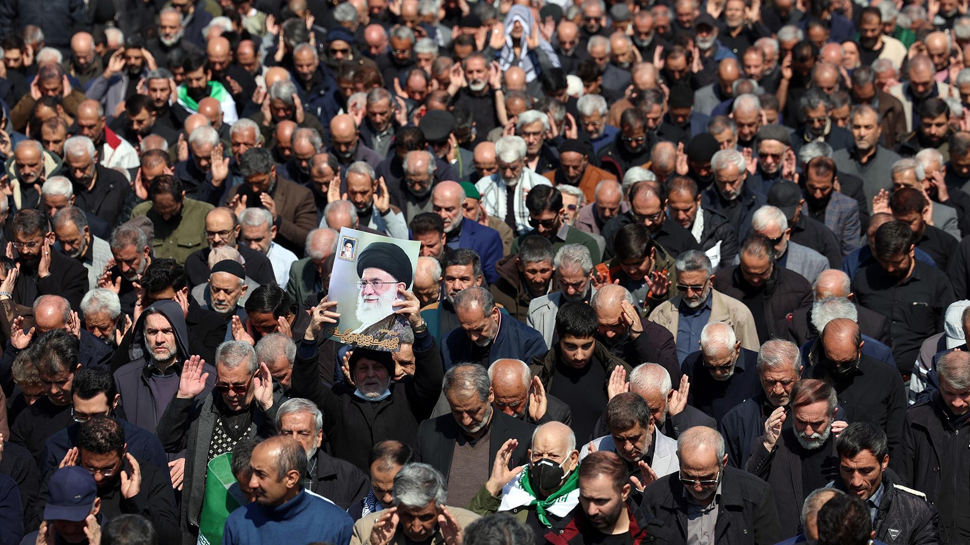 teheran freitagsgebet 100