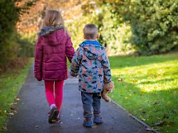 traurig geschwister scheidungskind bildverwendung nur mit urhebervermerk pawel opaska shotshop picture alliance keine exlusivverkaeufe moeglich