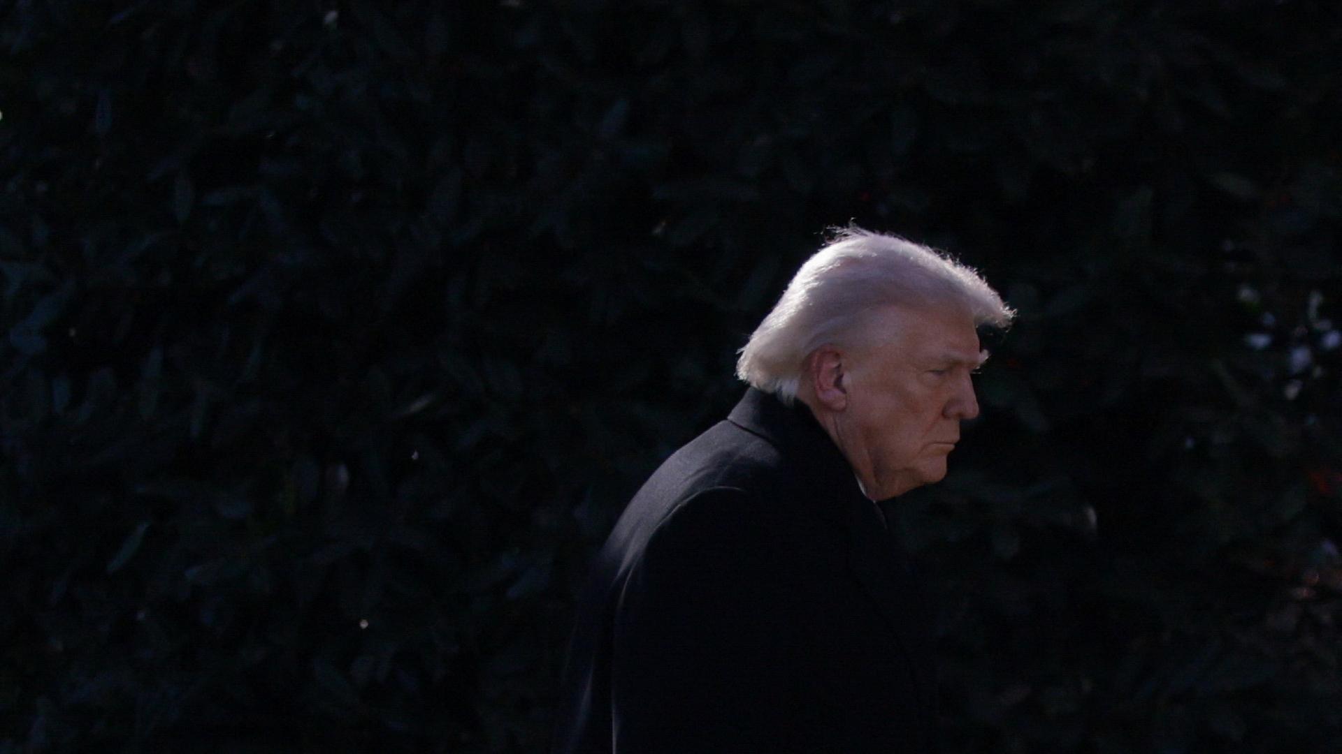 trump seitlich schwarze jacke 100