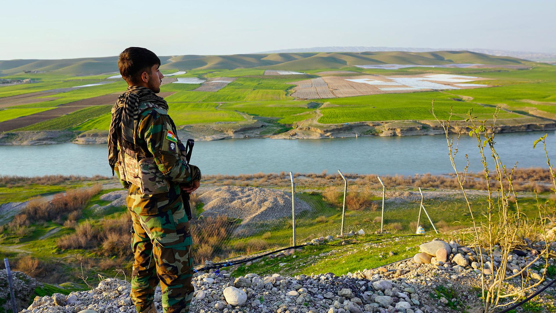 uniformiert stacheldrahtzaun 100