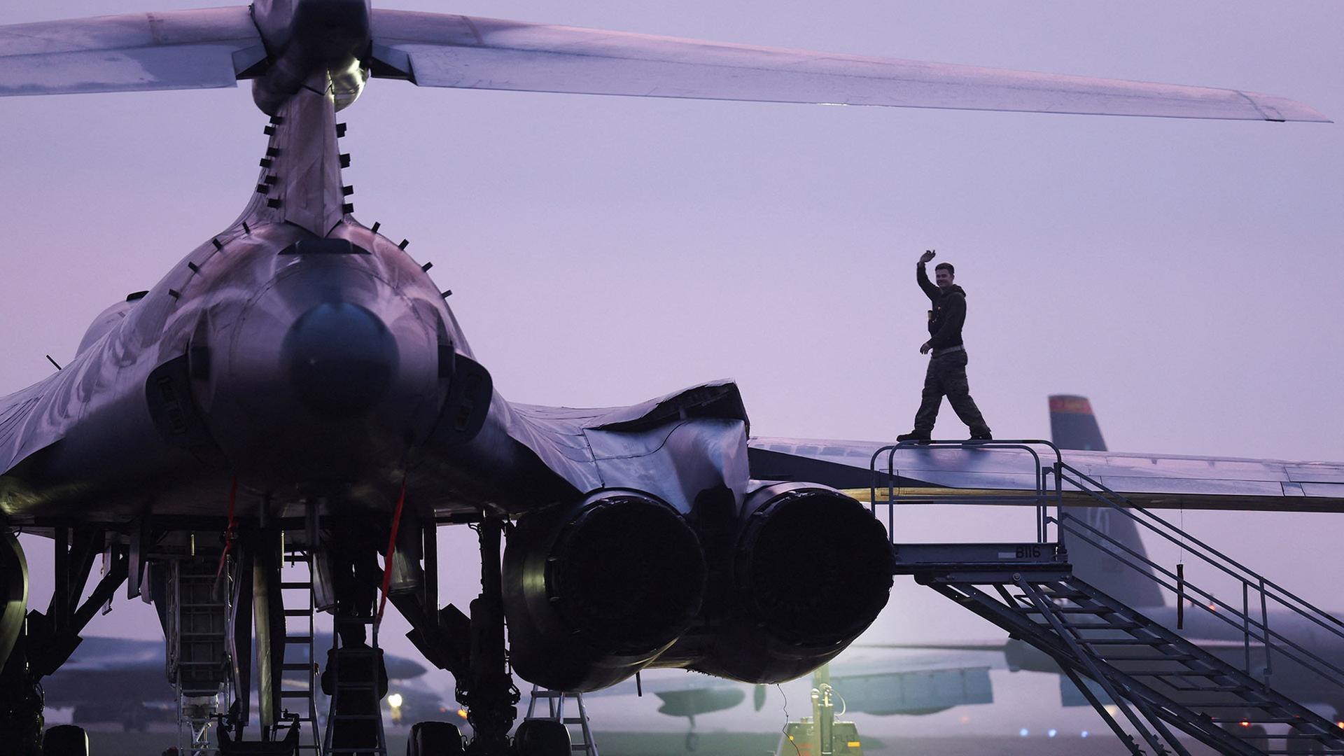 us militaerflugzeug bodenpersonal 100