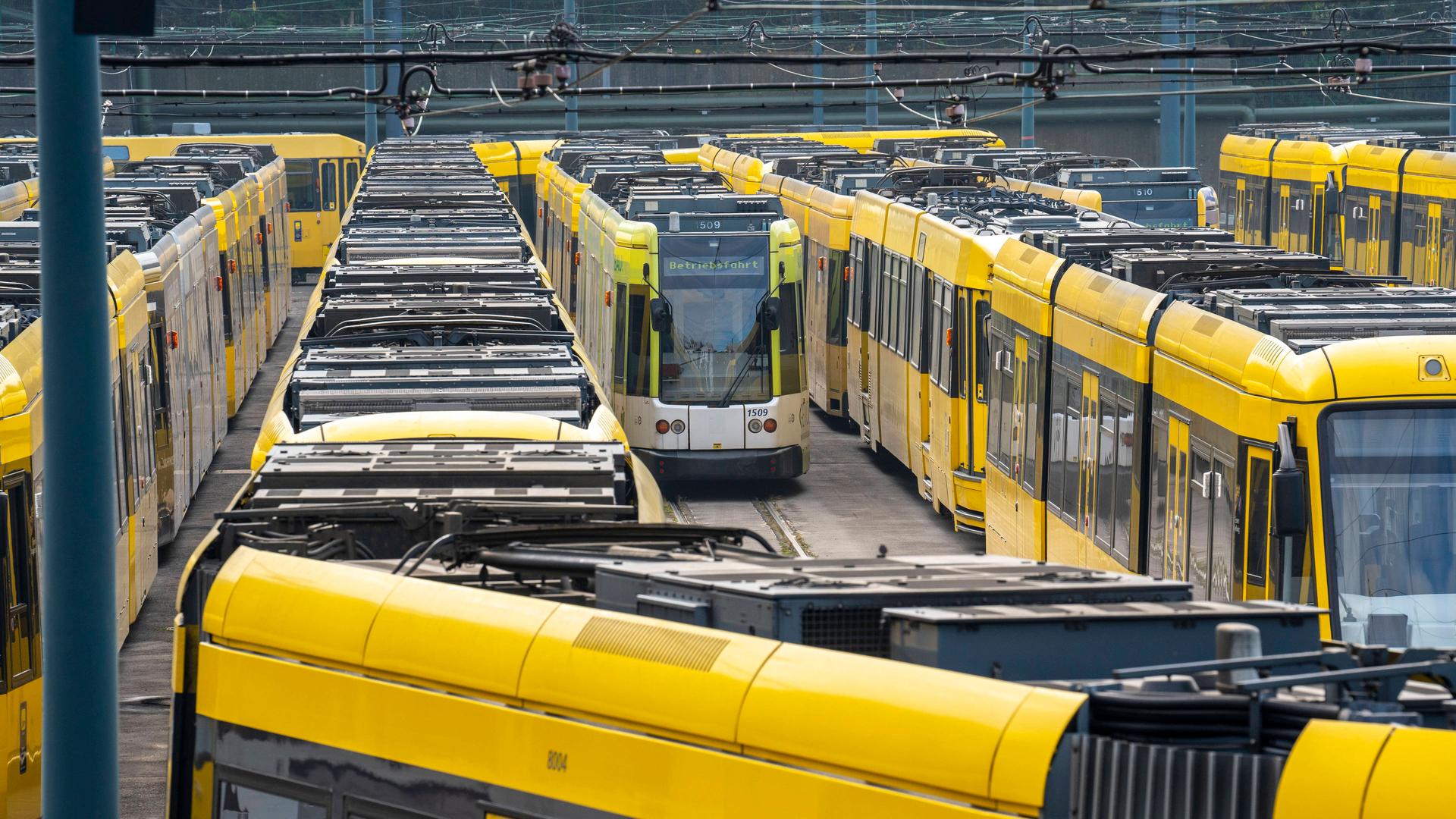 wdr strassenbahnen der ruhrbahn im depot in essen 100