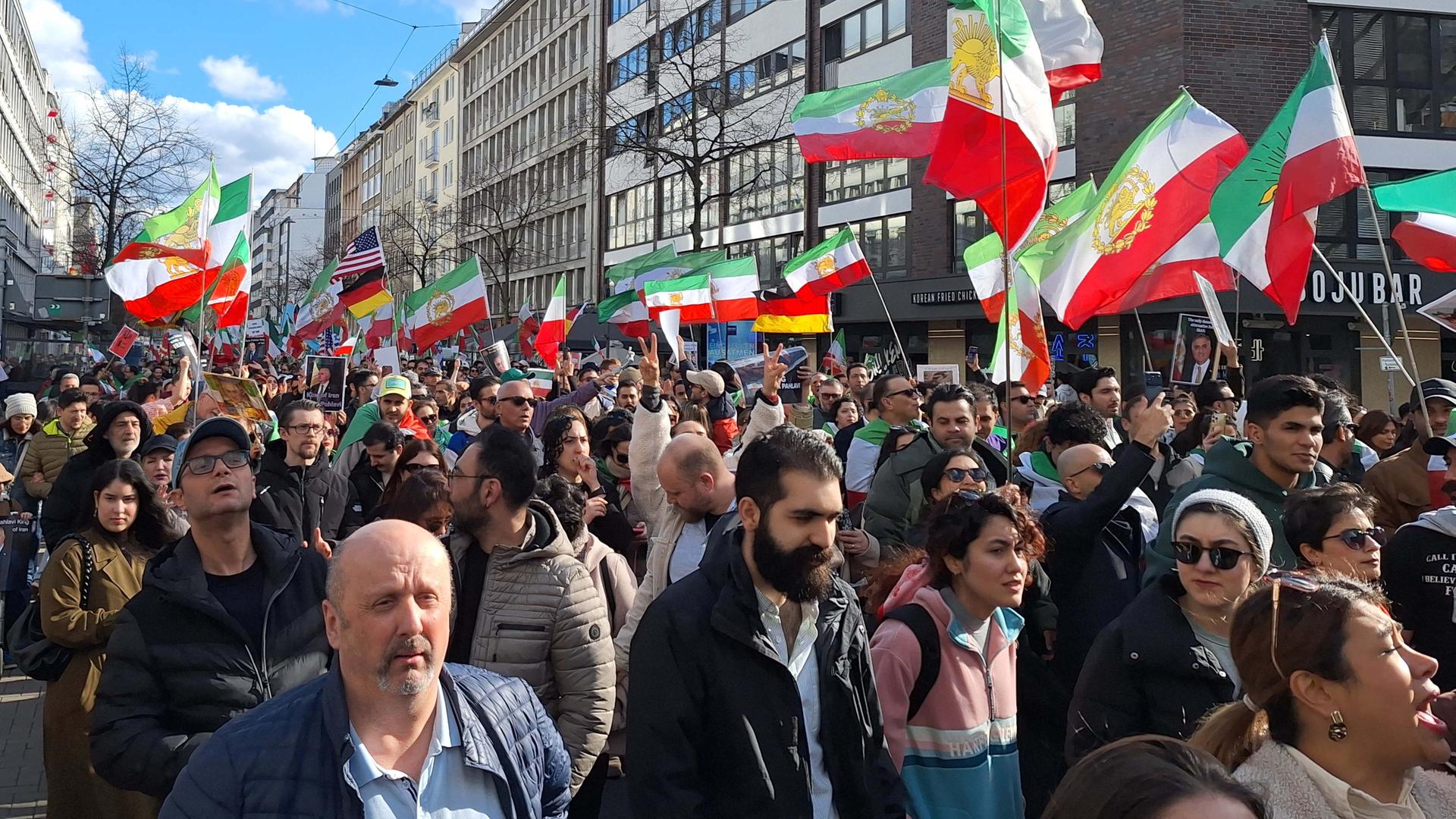 wdr tausende menschen bei der grossdemo in duesseldorf 100