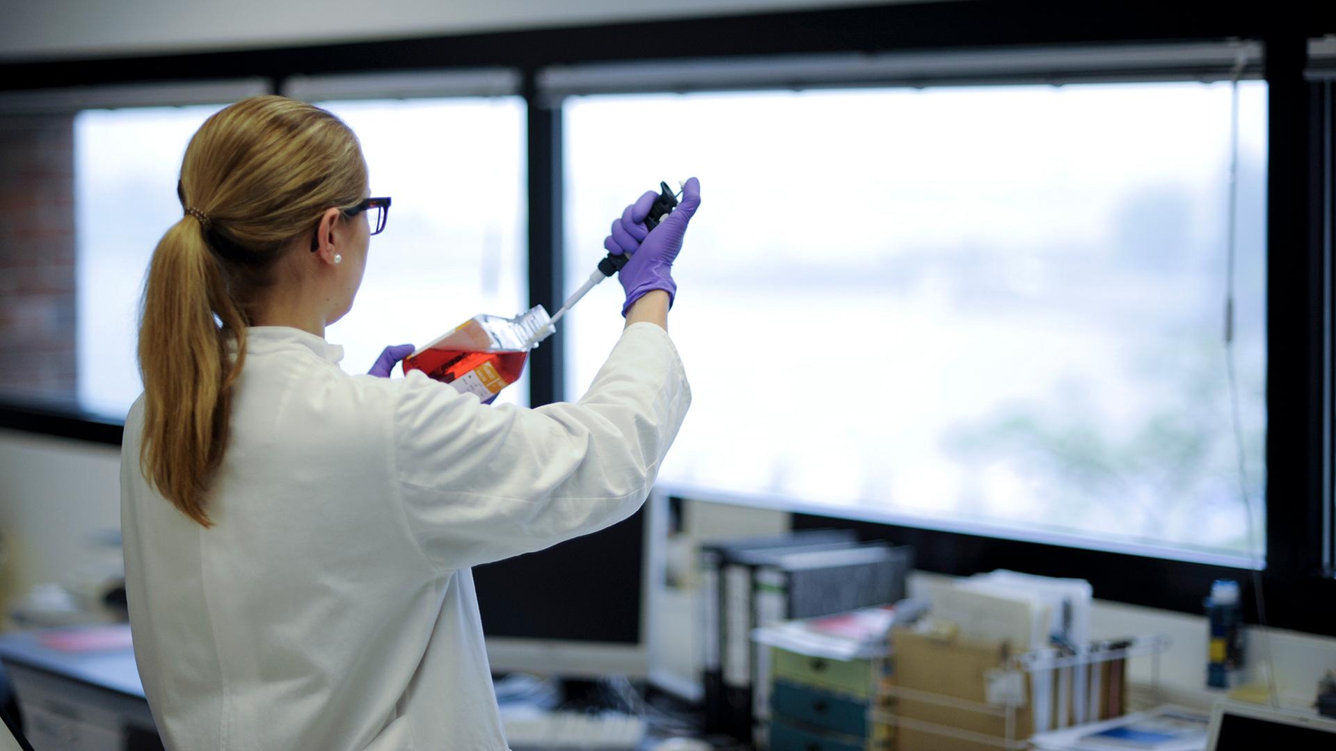 wissenschaftlerin labor 100