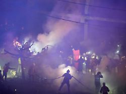 01 04 2026 libanon beirut feuerwehrleute und rettungskraefte arbeiten in beirut libanon am ort israelischer luftangriffe