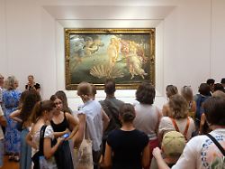 04 09 2024 toskana florenz italien menschen betrachten in der galerie der uffizien das gemaelde geburt der venus von sandro botticelli 00s240904d187caro