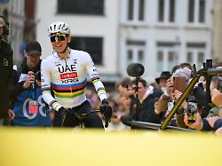 05 04 2026 belgien antwerpen radsport uci worldtour flandern rundfahrt 278 00 km maenner der slowene tadej pogacar vom uae team emirates bereitet sich auf den start vor