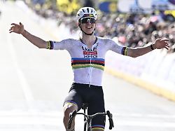 05 04 2026 belgien oudenaarde radsport uci worldtour flandern rundfahrt 278 00 km maenner tadej pogacar aus slowenien vom uae team emirates jubelt ueber seinen sieg