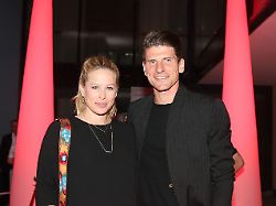 05 05 2018 deutschland stuttgart fussball bundesliga saison 2017 2018 vfb stuttgart saisonabschlussfeier im restaurant amici stuttgart mario gomez mit frau carina