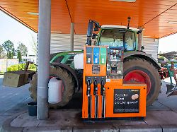 07 04 2026 landwirtschaft bad woerishofen im allgaeu bauern kaempfen mit hohen diesel preisen fuer ihre landmaschinen hier wird ein fendt traktor beim v markt in bad woerishofen betankt