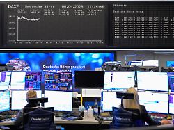 08 04 2026 hessen frankfurt main blick auf eine dax anzeigetafeln in der frankfurter boerse die boersen reagiert auf die angekuendigte zweiwoechige waffenruhe zwischen dem iran und den usa foto hannes p