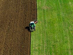 08 04 2026 landwirtschaft bad woerishofen im allgaeu landwirt pfluegt jetzt im fruehling sein feld aus wiese wird acker