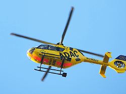 08 12 2025 berlin ein rettungshubschrauber des adac fliegt bei einem einsatz am himmel 1