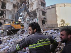 09 04 2026 libanon beirut mitarbeiter des libanesischen zivilschutzes stehen im zentrum von beirut libanon vor einem gebaeude das am vortag durch einen israelischen luftangriff zerstoert wurde