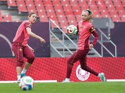 13 04 2026 xgrfx fussball dfb medientermine deutsche frauennationalmannschaft pressekonferenz und abschlusstraining v l