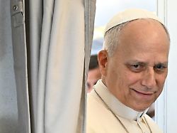 18 04 2026 kamerun an bord des paepstlichen fluges papst leo xiv trifft sich mit reportern waehrend seines fluges von yaounde kamerun nach luanda angola