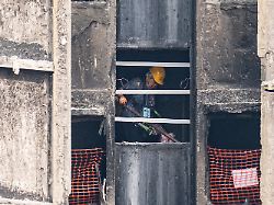 20 04 2026 hongkong ein bewohner des wang fuk court holt fuenf monate nach dem toedlichen brand in hongkong seine habseligkeiten 1