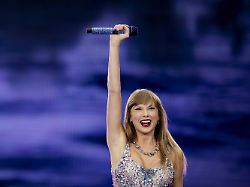 2024 07 04 19 31 56 amsterdam taylor swift waehrend ihres auftritts vor rund 55 000 menschen in der johan cruijff arena nach etwas mehr als neun jahren trat die saengerin erneut in den niederlanden auf