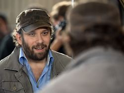 21 03 2018 berlin der schauspieler christian ulmen betrachtet sich vor der premiere der maxdome prosieben serie jerks staffel 2 im zoopalast im spiegel