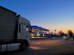 21 03 2022 tuerkheim in bayern unterallgaeu aral tankstelle an der autobahn a 96 im abendrot ein lkw faehrt vorbei