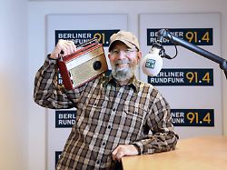 23 02 2022 berlin deutschland radiomoderator rik de lisle wird am 25 februar 75 und ist weiterhin gut gelaunt auf sendung