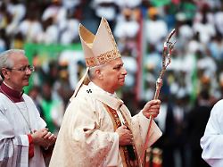 23 04 2026 aequatorialguinea malabo papst leo xiv m kommt am letzten tag seines elftaegigen pastoralbesuchs in afrika zur feier der heiligen messe in das stadion von malabo