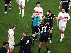 23 04 26 vfb stuttgart sc freiburg deutschland stuttgart 24 04 2026 fussball dfb pokal saison 2025 2026 halbfinale vfb stuttgart sc freiburg v l tobias welz schiedsrichter deniz undav vfb stuttgart