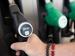 27 04 2026 baden wuerttemberg burladingen ein mann nimmt einen zapfhahn an der trigema tankstelle in burladingen in die hand