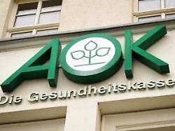 aok die gesundheitskasse logo und schriftzug ueber dem eingang einer filiale gesetzlich versichert