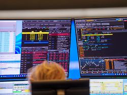 archiv 02 03 2026 hessen frankfurt main eine haendlerin schaut im handelssaal an der boerse auf ihre bildschirme