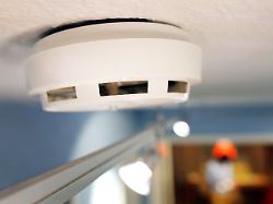 archiv 03 12 2012 nordrhein westfalen duesseldorf ein rauchmelder in einem hausflur