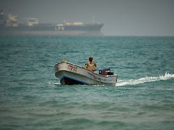 archiv 06 04 2026 jemen mokha vor dem hintergrund eines lpg tankers fluessiggas faehrt ein jemenitischer soldat in den gewaessern noerdlich der strasse von bab el mandeb