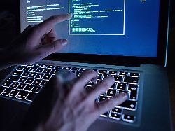 archiv 12 11 2016 baden wuerttemberg rottweil illustration ein mann benutzt die beleuchtete tastatur eines laptops