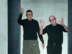 archiv 17 01 2026 italien mailand die italienischen designer stefano gabbana l und domenico dolce betreten den laufsteg am ende der praesentation ihrer herbst winter kollektion 2026 2027 fuer maenner