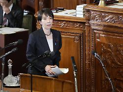 archiv 17 04 2026 japan tokio die japanische ministerpraesident sanae takaichi nimmt an einer plenarsitzung des repraesentantenhauses teil